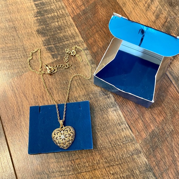 AVON Vintage Heart Necklace (New In Box) - Picture 4 of 7
